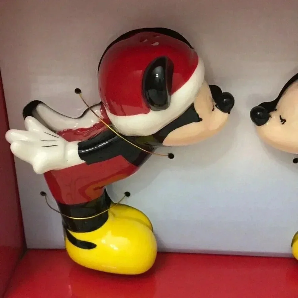 NEW Disney Kissing Mickey Mouse & Minnie Sculpted Ceramic Salt & Pepper Shakers